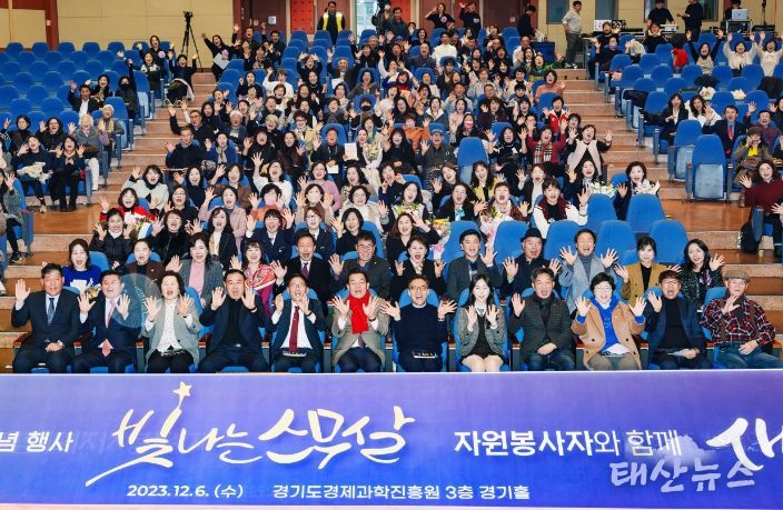 이재준 시장(앞줄 오른쪽 7번째부터), 김기정 수원시의회 의장, 이재식 부의장 등이 기념행사 참가자들과 함께하고 있다.