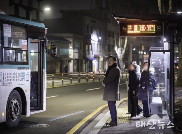 이재준 수원특례시장이 버스를 기다리고 있다.