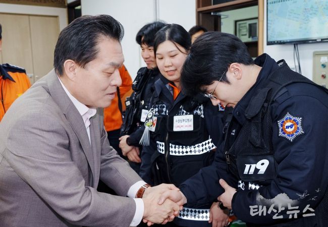 이재준 수원시장이 10일 수원남부소방서를 찾아 근무자들을 격려하고 있다