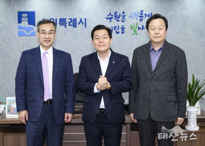 이재준 수원시장(가운데)과 오태환 KSEA 차기회장(왼쪽), 이주연 아주대학교 산업공학과 교수(오른쪽)가 함께하고 있다.