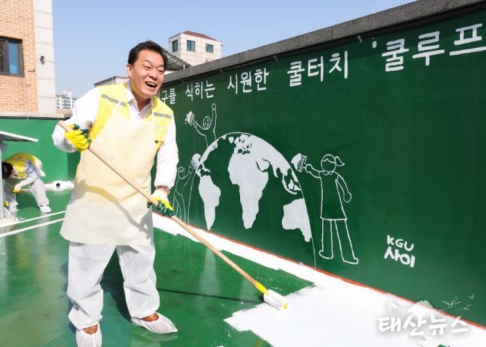이재준 시장이 곡반정 경로당 지붕에 쿨루프 시공을 하고 있다.