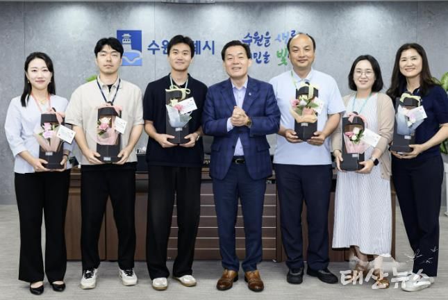 이재준 수원시장(가운데)이 친절왕 공무원들과 함께하고 있다.