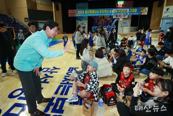 용인특례시와 우지원이 함께하는 유소년농구대회에 참가한 선수들을 격려하고 있는 이상일 시장의 모습