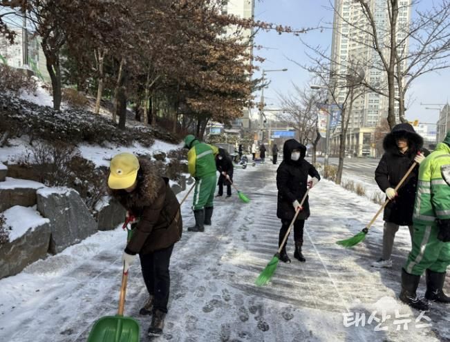 수원시 영통구 광교1동, 지속적인 강설로 인한 제설 작업 실시