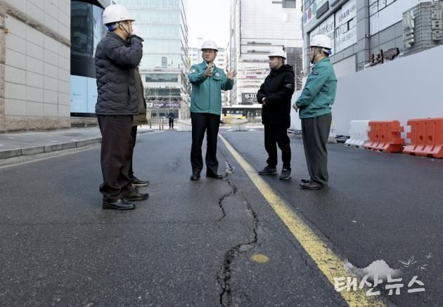 지난해 도로 균열 현장을 점검 중인 이동환 시장