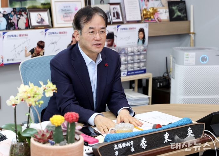 고양시불교사암연합회 참석자와 환담을 나누고 있는 이동환 고양특례시장