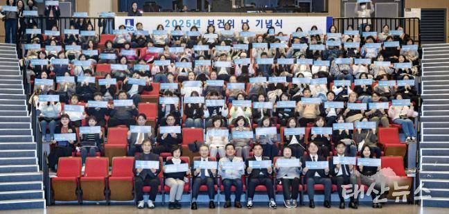 이재준 시장(앞줄 왼쪽 4번째부터), 이재식 수원시의회 의장 등 참석자들이 기념촬영을 하고 있다.