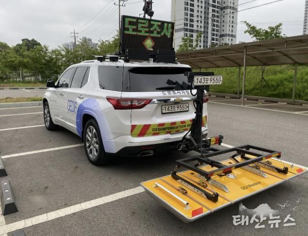 지표투과레이더(GPR) 장비를 장착한 차량