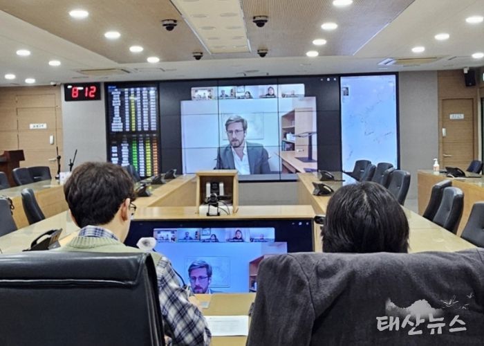 고양시 관계자가 챠크 갈(Tjark Gall) 세계은행(KGGTF) 도시회복력 전문가와 대화를 나누고 있다.