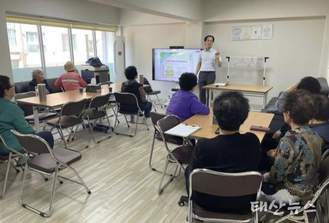 '경로당 주치의' 사업 참여 한의사가 경로당에서 어르신 대상으로 건강 관리 교육을 진행하는 모습.