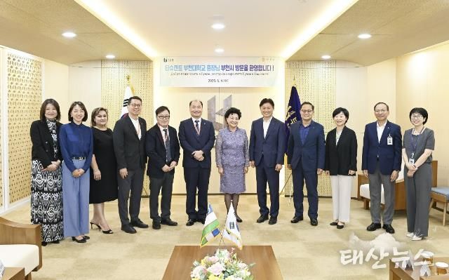 조용익 부천시장과 부천대·BUT 관계자들이 단체 기념사진을 찍고 있다.(왼쪽 6번째부터 한정석 부천대 총장, 신 아그리피나 BUT 총장, 조용익 부천시장)