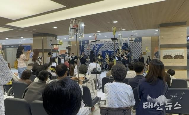 꿈의 오케스트라 구리 청소년 단원들이 한양대학교 구리병원 로비에서 재능나눔 공연을 개최하고 있다.