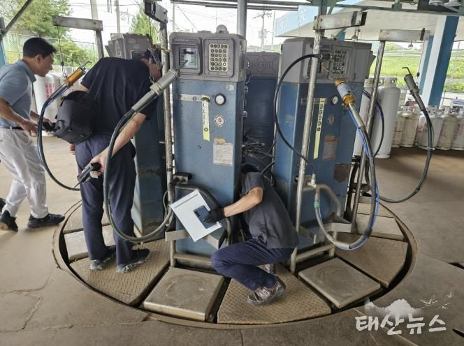 안산시 에너지정책과 및 한국가스안전공사 관계자가 합동으로 액화석유가스 충전소에서 안전점검을 진행하고 있다.