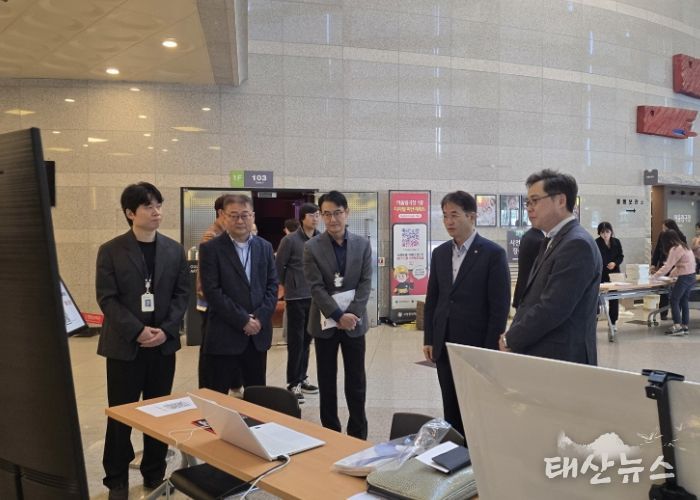 공인중개사 연수교육장에서 디지털지도 플랫폼에 대해 설명을 듣고 있는 이동환 고양특례시장