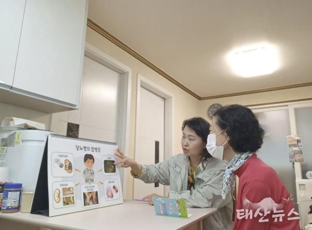 방문간호사가 개별 가정에 직접 방문하여 건강상담 및 개인별 보건교육을 하고 있다