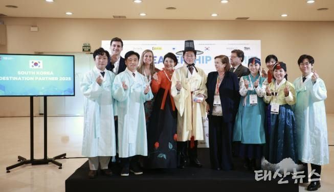 22일 세비야 피베스에서 이상일 시장과 시 대표단이 한복을 입고 기념사진을 촬영하고 있다