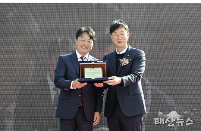 이민근 안산시장(오른쪽)이 윤동열 안산대학교 총장(왼쪽)으로부터 감사패를 전달받고 함께 기념촬영을 하고 있다.