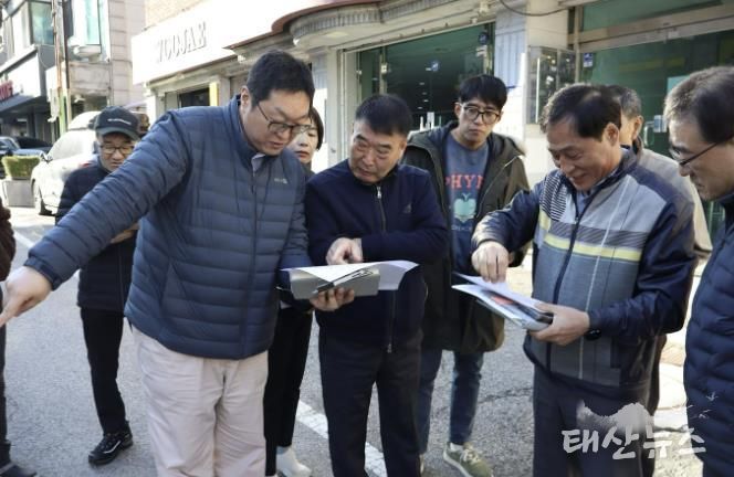 황인섭 동안구청장이 28일 귀인동 학원가 먹자골목 포트홀 현장을 점검했다.