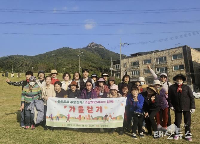 상록수보건소 수암보건지소에서 안산동 주민을 대상으로 올바른 걷기 교육과 걷기 체험을 진행하고 있다.