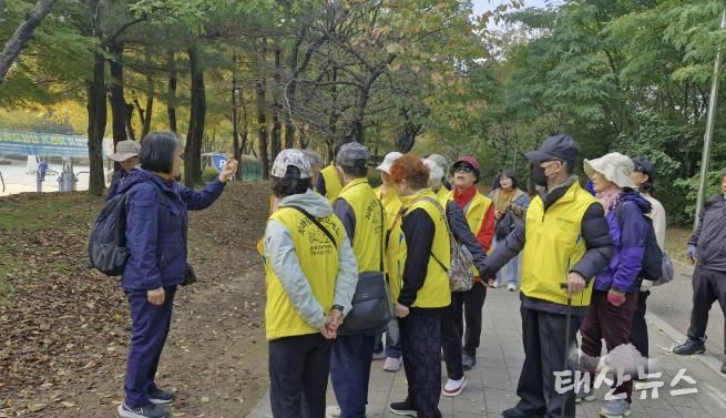 안양 동안치매안심센터는 치매가족 숲생태체험 프로그램으로 학의천 생태체험을 진행했다