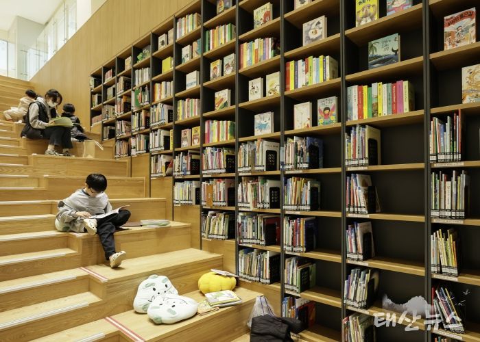 시민들이 화성동탄중앙도서관을 이용하고 있다