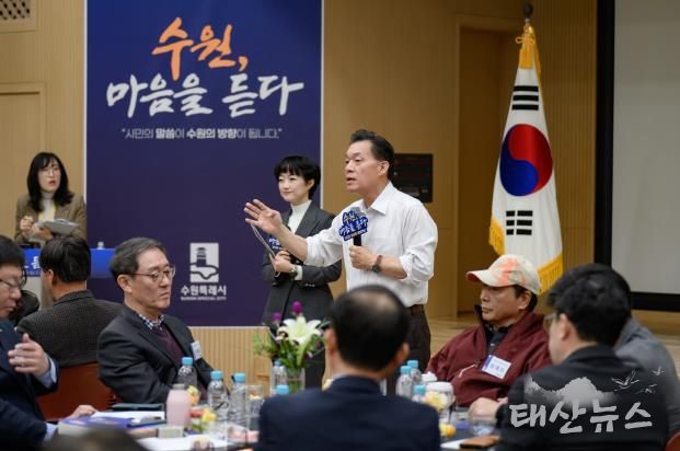 이재준 시장이 행궁동 새빛만남에서 이야기를 하고 있다.