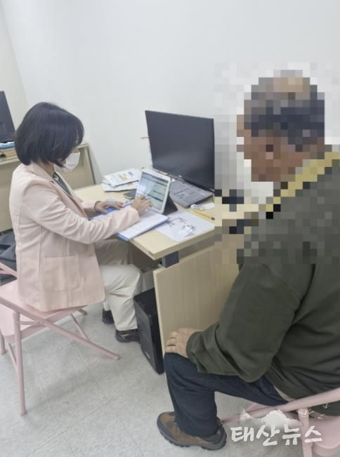 안산시 단원보건소 관계자가 4일 대부동 지역 주민을 대상으로 치매 선별검사를 진행하고 있다.