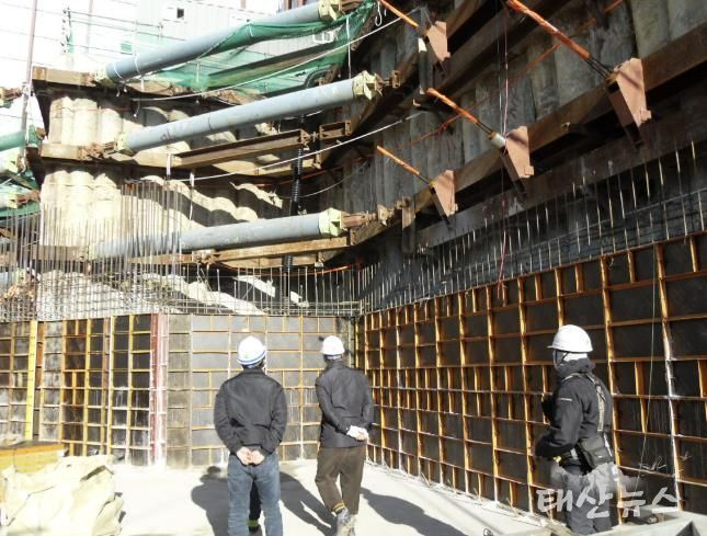 안전관리자문단이 6일 공사 현장을 돌아보며 안전관리 실태를 점검하고 있다.