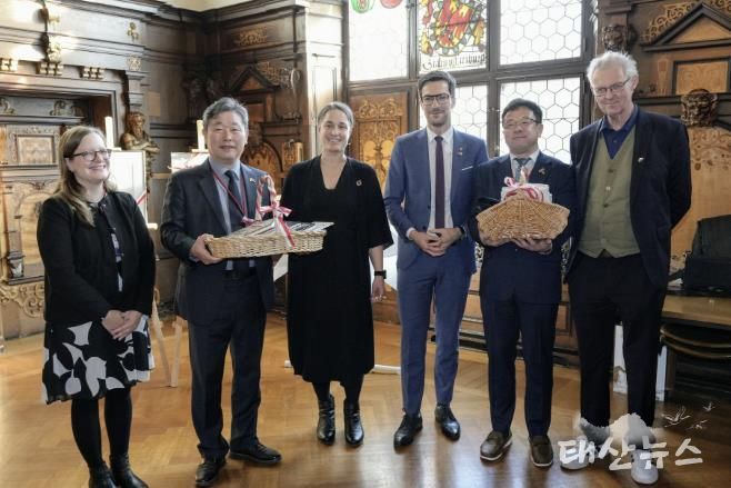 김현수 제1부시장(오른쪽 2번째부터), 마르틴 호른 프라이부르크시장, 김정렬 수원시의회 부의장(왼쪽 2번째) 등이 13일 환담 후 함께하고 있다.