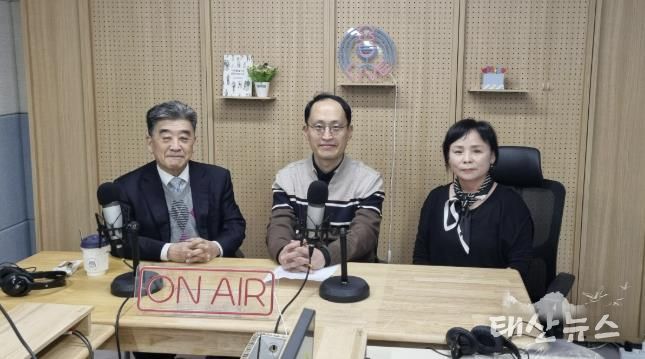 지난 6일 첫 방송을 녹음한 참석자들이 기념사진을 촬영하고 있다.(왼쪽부터 우명동 성신여대 명예교수, 자치분권협의회 구균철 의장, 윤양옥 위원)