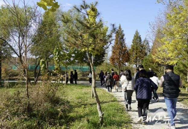 비봉습지공원 둘레길을 산책하는 시범투어 참여 관광객들