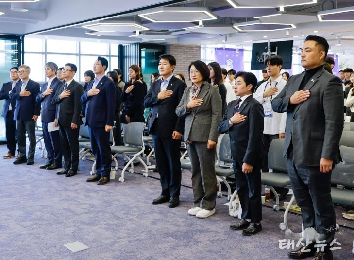 테크노폴 수료회 참석 시의원 국민의례 모습