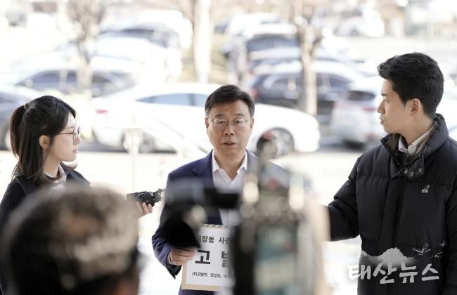 신상진 성남시장이 19일 오전 공수처에 고발장을 접수하고 있다