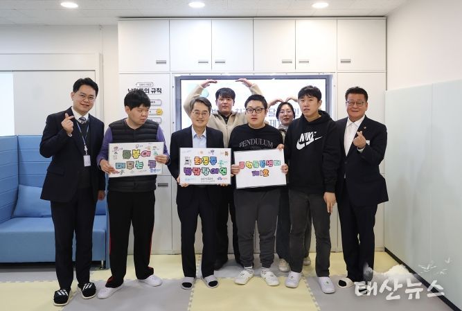 20일 오전 김동연 경기도지사가 파주 최중증 발달장애인통합돌봄센터 1호점을 방문해 최중증 발달장애인 낮 활동 참여 및 소통을 마치고 기념촬영을 하고있다.