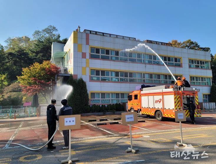 안산시청 공직자들이 19일 안산시청에서 고잔119 안전센터 소방서와 합동 소방 훈련을 진행하고 있다.