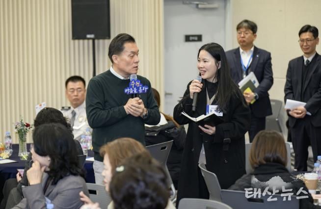 이재준 수원시장이 권선1동 새빛만남에서 시민의 의견을 듣고 있다.