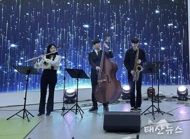 22일 열린 무봉산자연휴양림 별빛콘서트에서 '온음'이 공연하고 있다