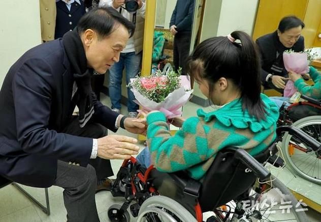 경기도교육청 장애인식개선 창작뮤지컬 ‘위리’ 출연 장애학생을 격려하는 임태희 교육감 사진