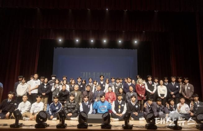 ‘2025년도 하반기 장학생의 날’ 참석자들이 함께하고 있다.