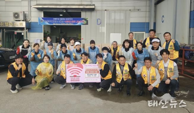 황정남 안산광덕라이온스클럽 회장(앞줄 왼쪽 네번째)과 회원들이 사랑의 김장김치 150박스를 기탁하고 함께 기념촬영을 하고 있다.