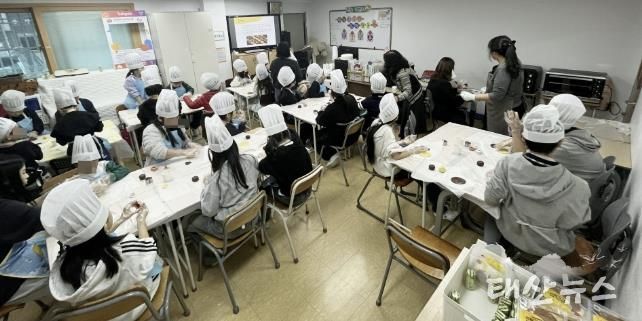 수원시 권선구 공부잘하는독서학교 지역아동센터, 쿠키 나눔과 기부물품 전달을 통해 따뜻한 연말 나눔 실천