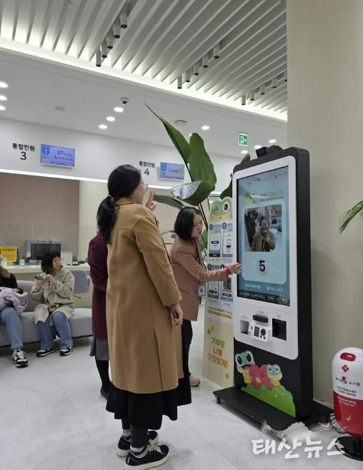 한 임신부가 기부 키오스크를 체험하고 있다.