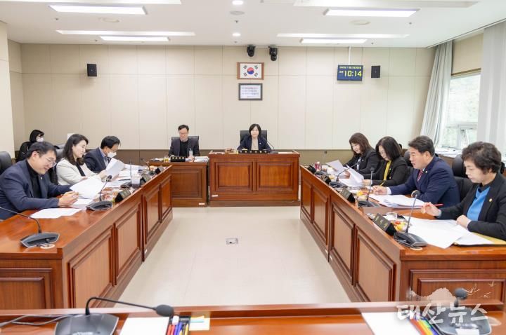 용인특례시의회 경제환경위원회, 2025년도 행정사무감사 마무리하며 강평