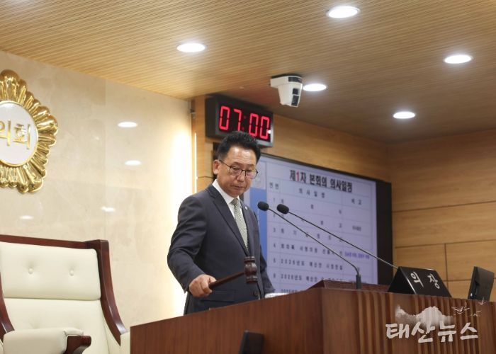 제259회 제2차 정례회 제1차 본회의에서 의사봉 타봉하는 강정구 의장