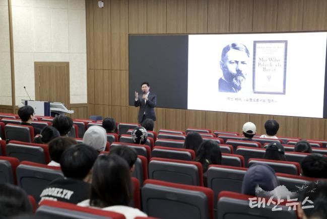 이상일 용인특례시장이 26일 단국대학교 국제관에서 학생들을 대상으로 리더십 특강을 하고 있다.