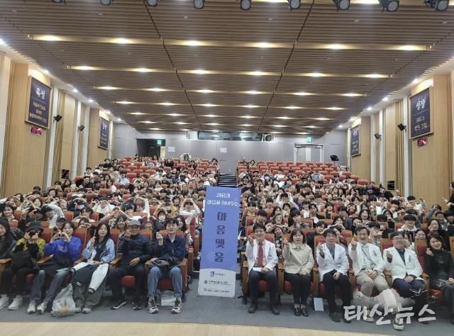 종결식 참석자들이 단체사진을 촬영하고 있다