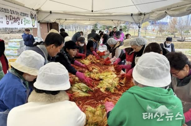시흥시 배곧2동 주민자치회, 김장 나눔으로 지역사회에 온정 전달