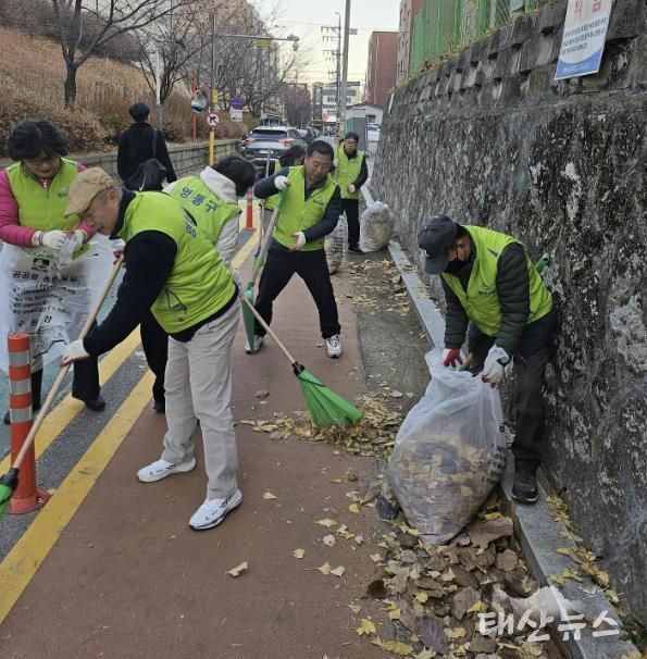 수원시 영통구 자유총연맹 매탄4동 위원회 가을맞이 낙엽청소!!