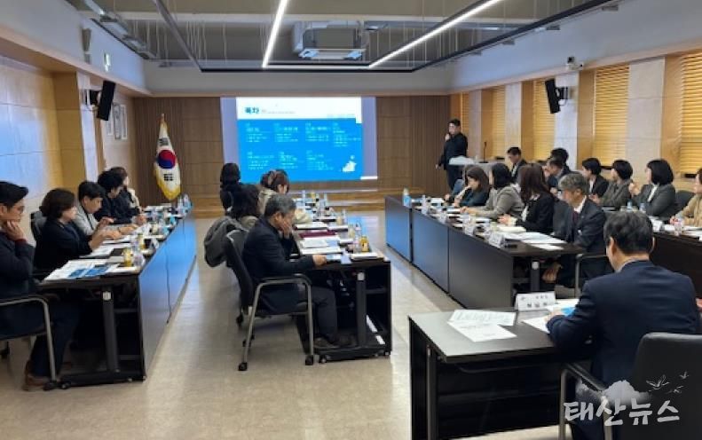 허남석 안산시 부시장이 1일 시청 제1회의실에서 ‘아동친화도시 조성전략 수립 연구용역’ 최종보고회를 진행하고 있다.