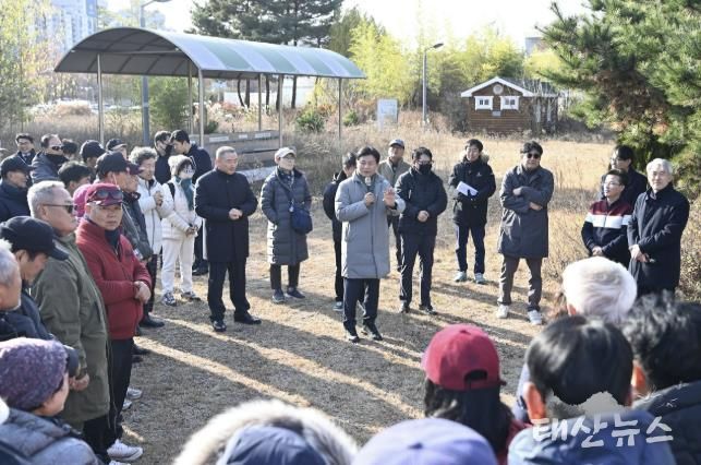 조용익 부천시장이 2일 상동 영상문화단지에서 열린 ‘틈만나면, 현장속으로’ 에 참석해 파크골프장 설치에 대한 시민 의견을 청취하고 있다.